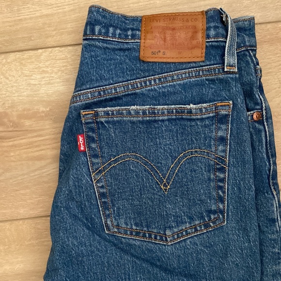 Levi 501 skinny jeans in classic blue (Aritzia) - Picture 5 of 9